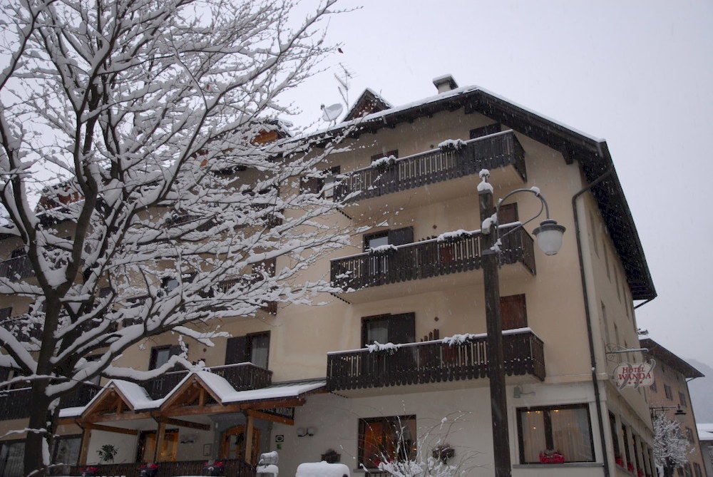 Hotel Wanda Pinzolo Bagian luar foto
